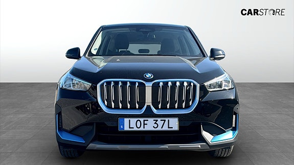 BMW iX1 8 of 15