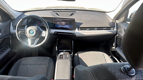 BMW iX1 4 of 5