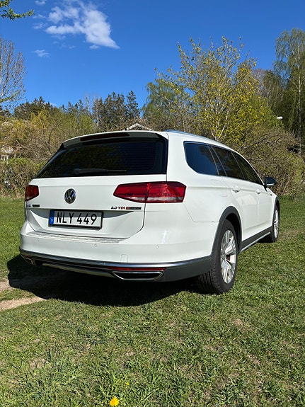 Volkswagen Passat Alltrack 3 of 5