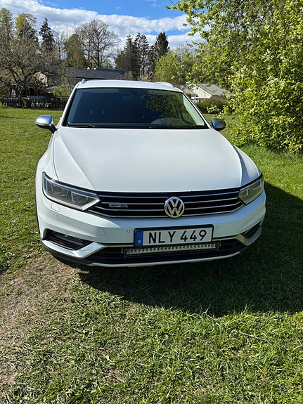 Volkswagen Passat Alltrack 2 of 5