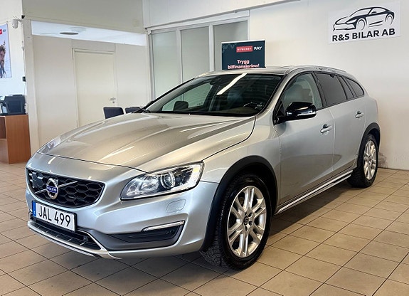 Volvo V60 Cross Country 2 of 5