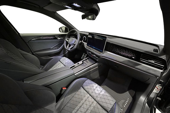 Volkswagen Passat 13 of 17