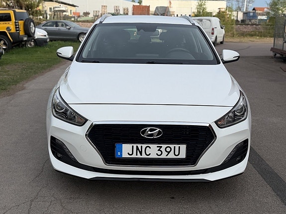 Hyundai i30 2 of 5