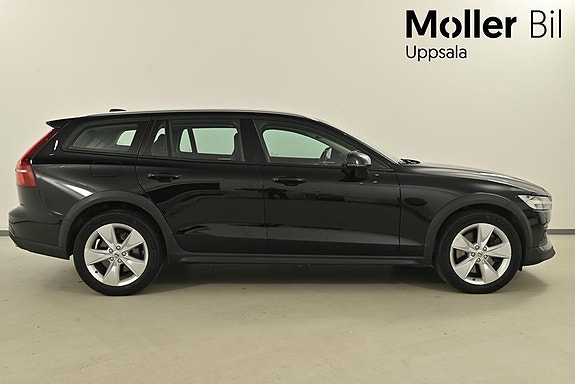 Volvo V60 Cross Country 2 of 5