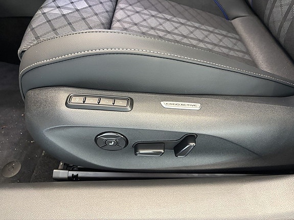 Volkswagen Passat 10 of 26