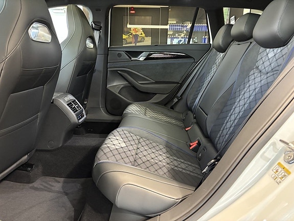 Volkswagen Passat 11 of 26