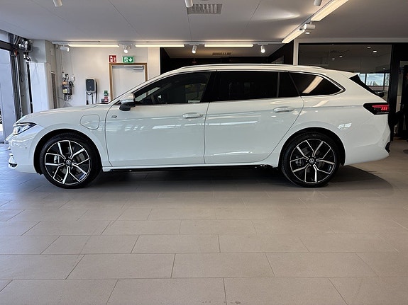 Volkswagen Passat 7 of 26