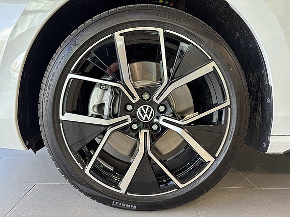 Volkswagen Passat 8 of 26