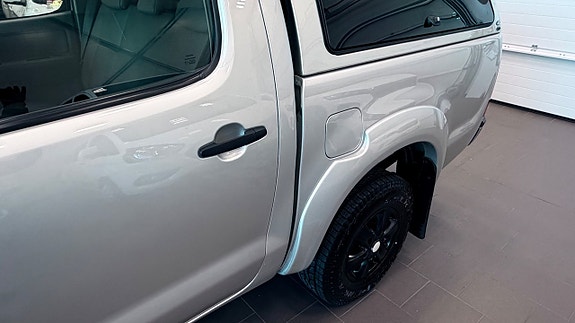 Toyota HiLux 14 of 28