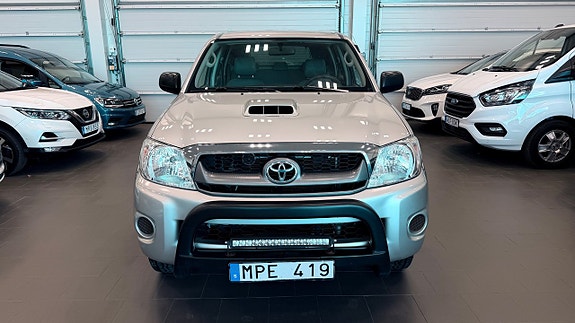 Toyota HiLux 2 of 5