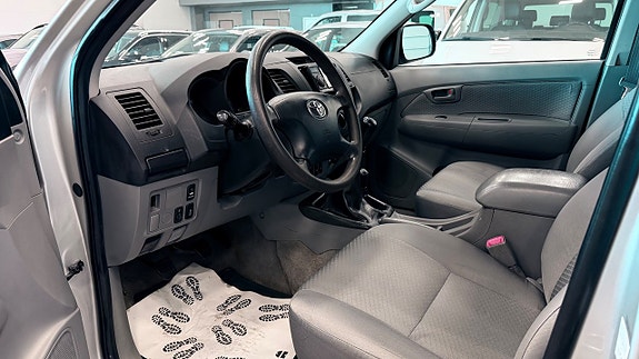 Toyota HiLux 20 of 28