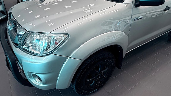 Toyota HiLux 12 of 28