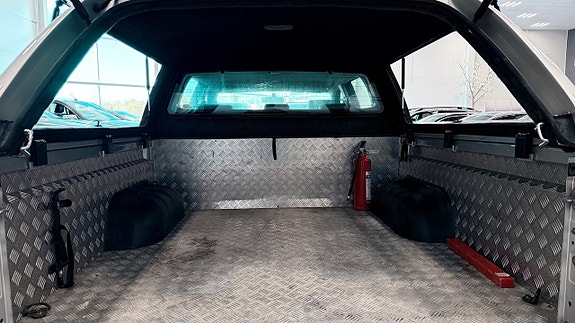 Toyota HiLux 25 of 28