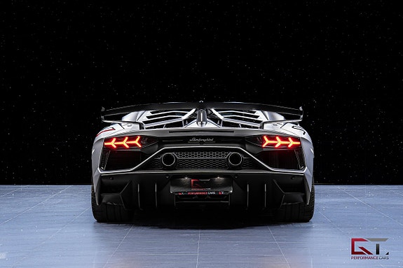 Lamborghini Aventador 10 of 27