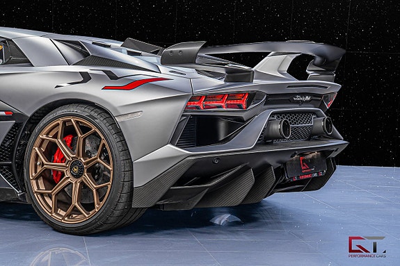 Lamborghini Aventador 9 of 27