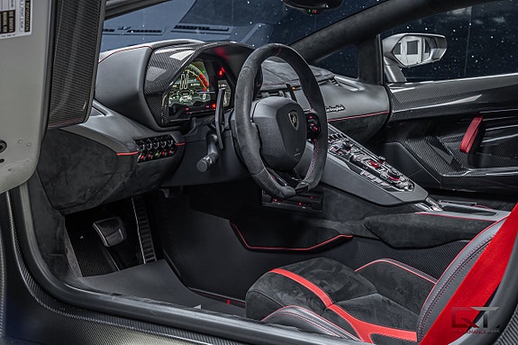 Lamborghini Aventador 15 of 27