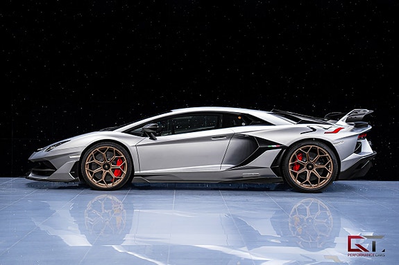 Lamborghini Aventador 7 of 27
