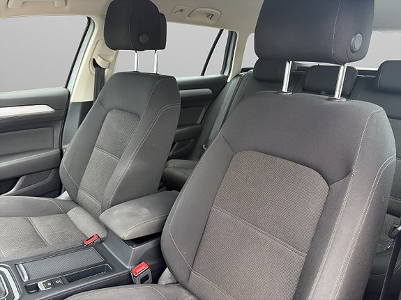 Volkswagen Passat 14 of 23