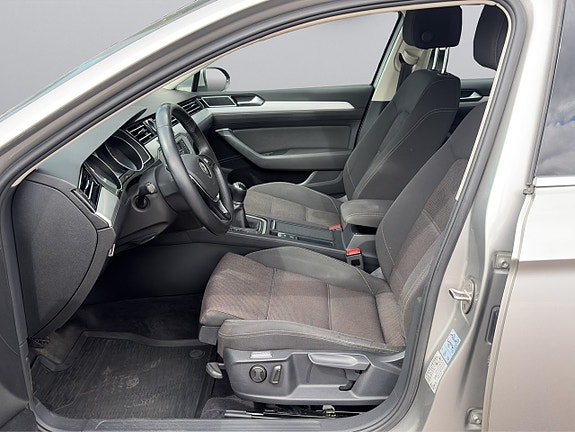 Volkswagen Passat 11 of 23