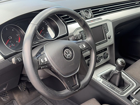 Volkswagen Passat 12 of 23