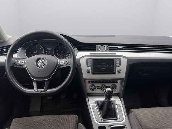 Volkswagen Passat 10 of 23