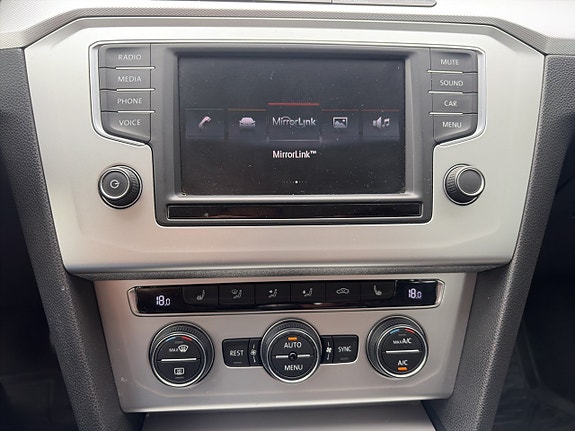 Volkswagen Passat 16 of 23