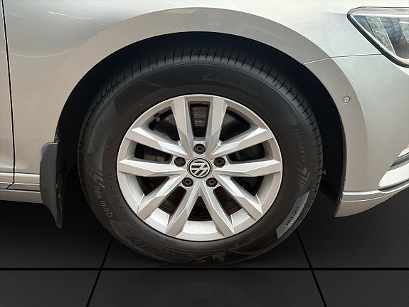 Volkswagen Passat 9 of 23