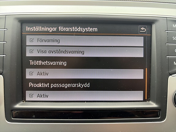 Volkswagen Passat 19 of 23