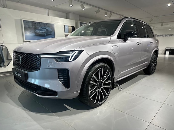 Volvo XC90 2 of 22