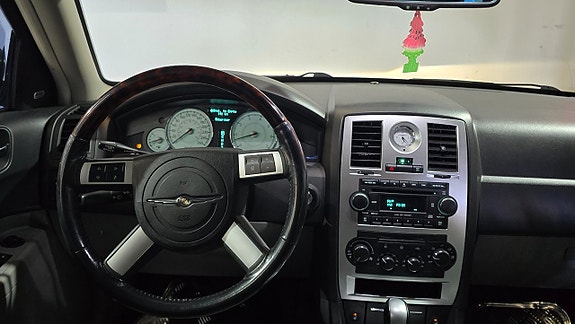 Chrysler 300C 10 of 12