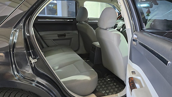 Chrysler 300C 8 of 12