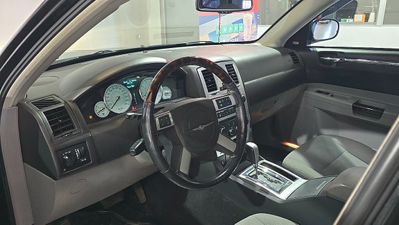 Chrysler 300C 11 of 12