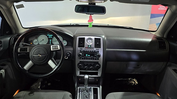 Chrysler 300C 9 of 12