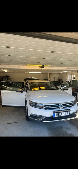 Volkswagen Passat Alltrack 2 of 5