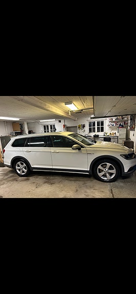 Volkswagen Passat Alltrack 3 of 5