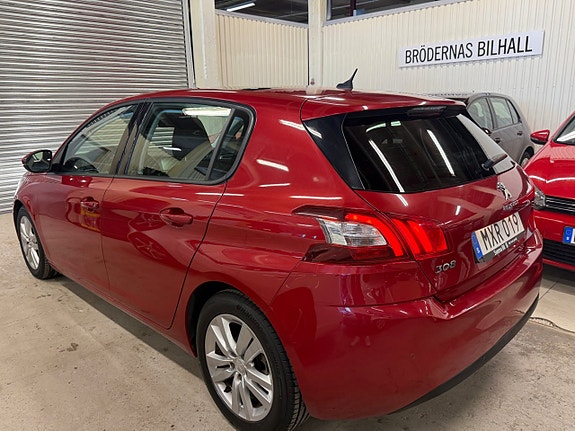 Peugeot 308 2 of 5