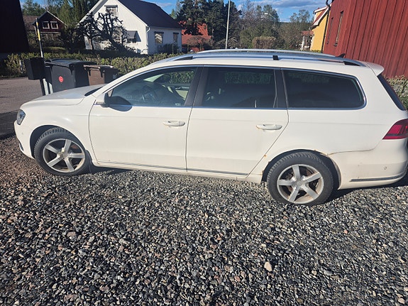 Volkswagen Passat 2 of 5