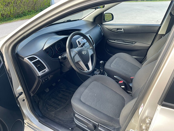Hyundai i20 2 of 5