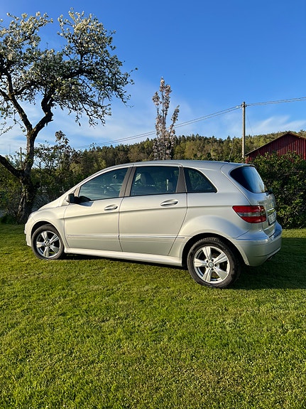 Mercedes-Benz B180 3 of 5