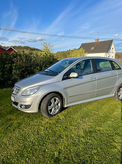 Mercedes-Benz B180 4 of 5