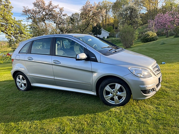 Mercedes-Benz B180 2 of 5