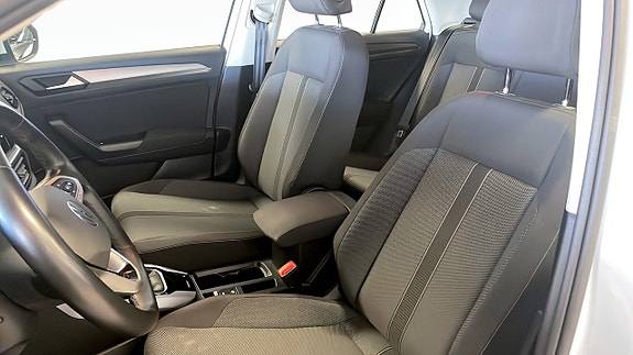 Volkswagen T-Roc 8 of 13