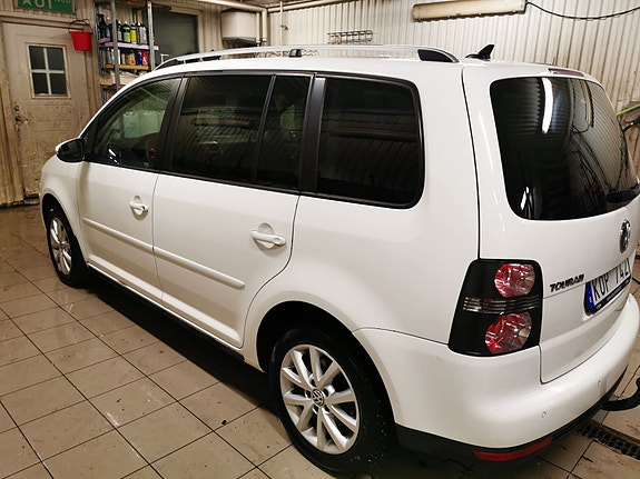 Volkswagen Touran 2 of 5