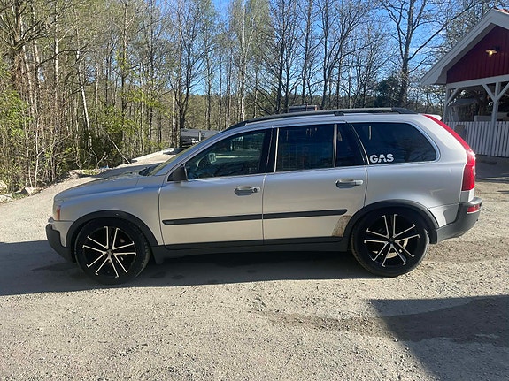 Volvo XC90 2 of 7