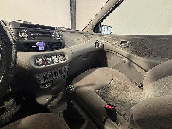 Nissan Almera Tino 19 of 23