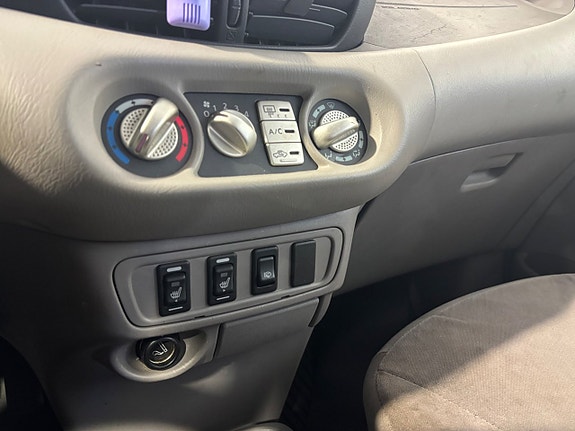 Nissan Almera Tino 21 of 23