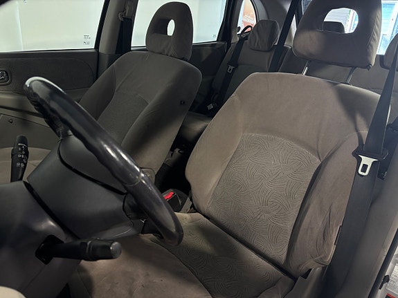 Nissan Almera Tino 17 of 23