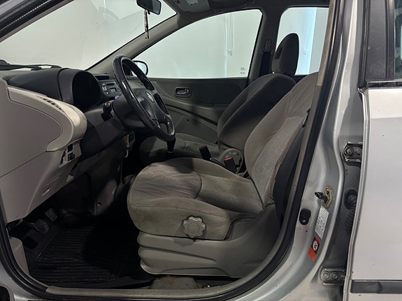 Nissan Almera Tino 16 of 23