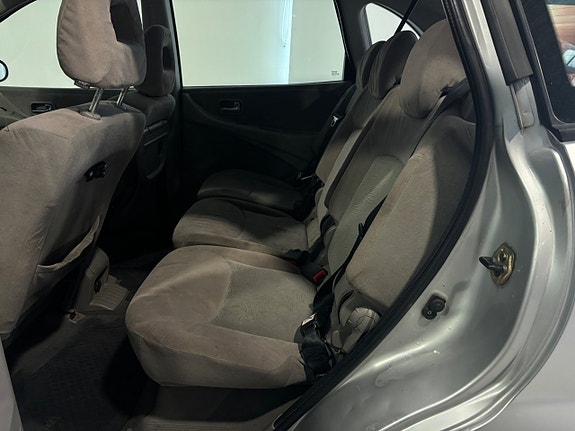 Nissan Almera Tino 11 of 23