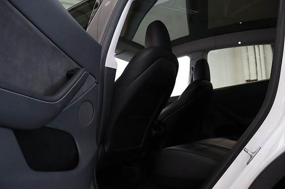 Tesla Model Y 17 of 19